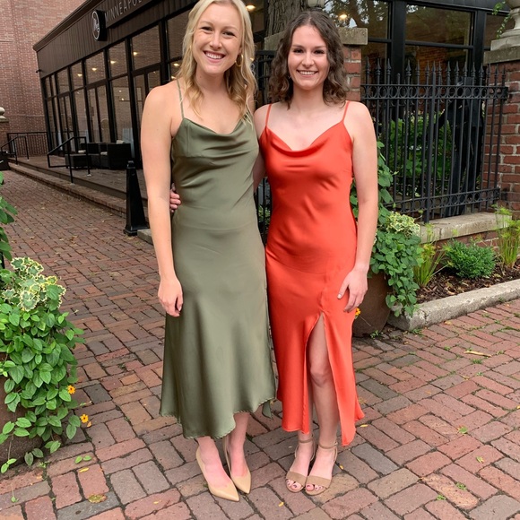 ASTR Gaia Midi Dress
SAGE / M - Picture 2 of 2